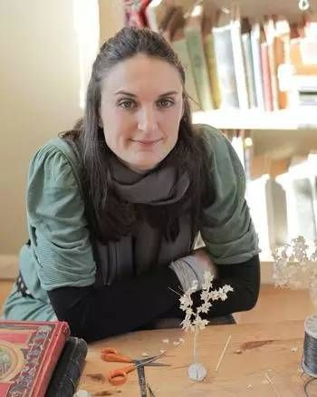 她把被人遗弃的旧书剪成了童话世界