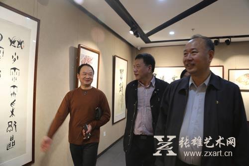 将军陶克等嘉宾参观展览 将军陶克等嘉宾参观展览