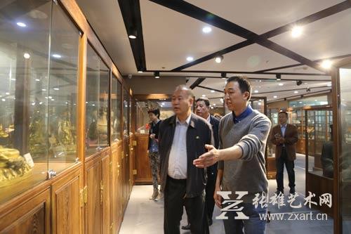 将军陶克一行参观朱法鹏收藏艺术馆 将军陶克一行参观朱法鹏收藏艺术馆