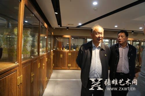 将军陶克一行参观朱法鹏收藏艺术馆 将军陶克一行参观朱法鹏收藏艺术馆
