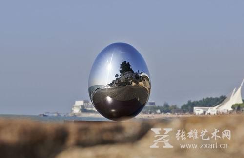 陈文钦作品《站立的蛋》