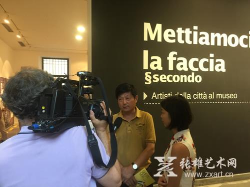 意大利当地电视台采访了厦门美协主席王新伦教授